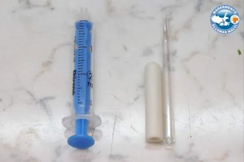 3ml-es fecskendő és gumi végű üveg pipetta